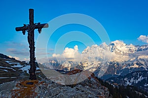 Religioso cruz sobre el la roca de montanas 