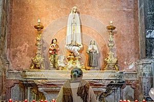 religious figures of saints of the catholic church, our lady of FÃ¡tima, santo Francisco Marto, santa Jacinta Marto, whith prayer