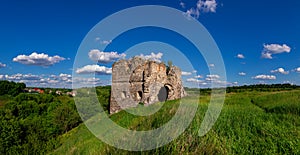 Zvyšky a ruiny starého hradu v Európe. Dedičstvo UNESCO v ukrajinskej dedine Sutkivtsi