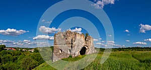 Pozůstatky a ruiny starého hradu v Evropě. dědictví UNESCO v ukrajinské vesnici Sutkivtsi