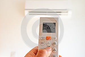 remote control command for air conditioning to be handled point to the device with the order to 22Â°C