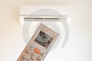remote control command for air conditioning to be handled point to the device with the order to 20Â°C