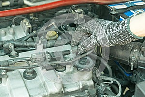 Remove high-tension lead from ignition coil and checking spark plug, Auto mechanic maintenance ignition system