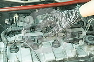 Remove high-tension lead from ignition coil and checking spark plug, Auto mechanic maintenance ignition system