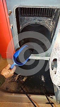 Remove soot from the combustion chamber with a shovel. Cleaning the combustion chamber of an oil heater