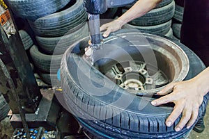 Remove tyre with tyre changer machine