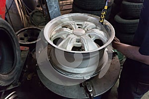 Remove tyre with tyre changer machine