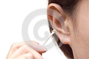 Removing ear wax using a cotton bud
