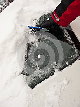 Removing snow from windscreen