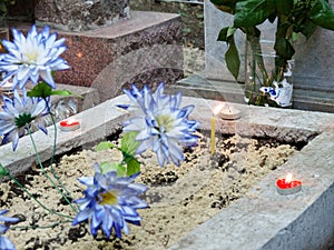 Rendezvous with the deceased at the cemetery. Soul of the deceased came to the meeting with a caring relative.