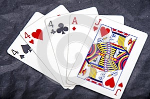 Cinque carte pulsante mano tre da tipo quattro un asso divertimento 
