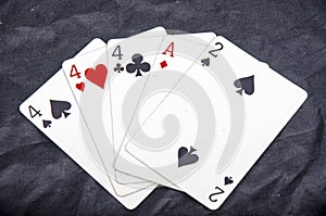 Cinque carte pulsante mano tre da tipo quattro un asso due divertimento 