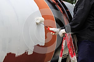 Repainting shell by roller brush