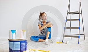 Aggiustare un appartamento. stanco giovane donna colori parete 