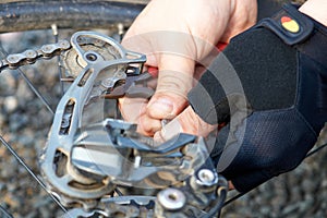 Repair of a broken bike in a road situation