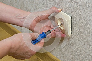 Repair the electrical outlet