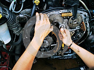 Repair of the internal combustion engine of a passenger car. repair of an open motor gear replacement