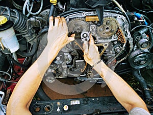 Repair of the internal combustion engine of a passenger car. repair of an open motor gear replacement