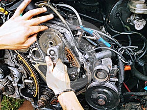 Repair of the internal combustion engine of a passenger car. repair of an open motor gear replacement