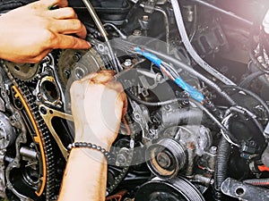 Repair of the internal combustion engine of a passenger car. repair of an open motor gear replacement