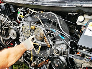 Repair of the internal combustion engine of a passenger car. repair of an open motor gear replacement