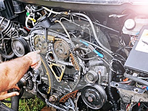 Repair of the internal combustion engine of a passenger car. repair of an open motor gear replacement