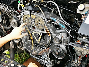 Repair of the internal combustion engine of a passenger car. repair of an open motor gear replacement