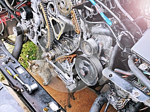 Repair of the internal combustion engine of a passenger car. repair of an open motor gear replacement