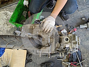 Repair motorcycle engines in the repair shop