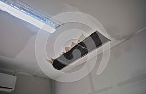 Repair room ceiling, paint marks, ceiling, fluorescent lamp, ceiling recess