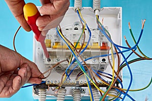 Opravit z jediný fáze spotřebitel jednotka domácnost elektrický síť 