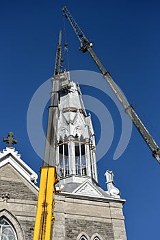 Repair of the steeple of the church of Saint-Pie in Quebec with two cranes