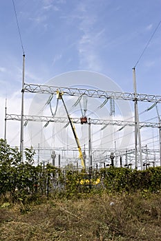 Repairing high voltage power lines