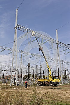 Repairing high voltage power lines