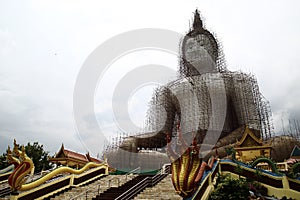 Repairing the statue of the great Buddha