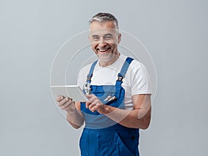 Repairman connecting with a tablet