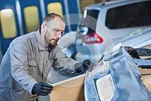 Opravár pracovník ochrana v garáž dielňa 