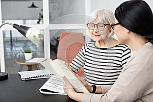 Fläisseg Frau Studéieren tuteur 