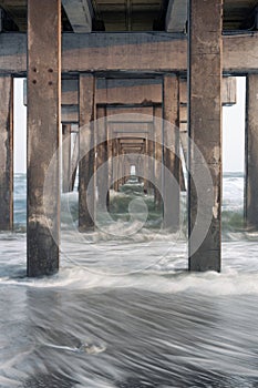 Repetition of the pilons, under a pier with long exposures