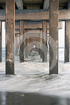 Repetition of the pilons, under a pier with long exposures