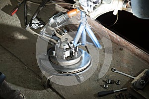Replace the brake discs with your own hands. Car repair at home