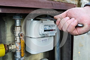 Replacement and adjustment of the gas meter in the home gas installation - focus on the hand of the installer
