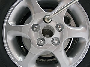 Replacement of an automobile wheel