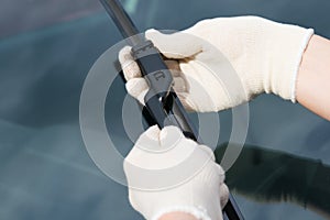 Replacement of windscreen wipers, specialist in rag gloves