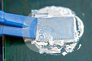 Replacing thermal paste on the processor, integrated circuit