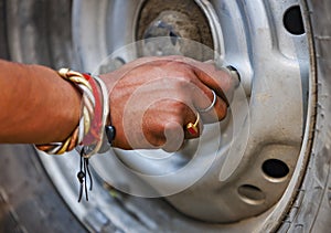 Replacing the wheels of the car on the road