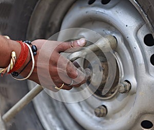 Replacing the wheels of the car on the road