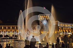 Plaza de la ciudad por la noche en 