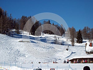 The rescue action in a skiing