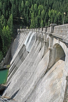 Reservoir dam for electricity generation with clean